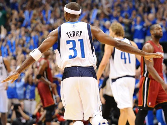 第一个点燃大通中心的男人