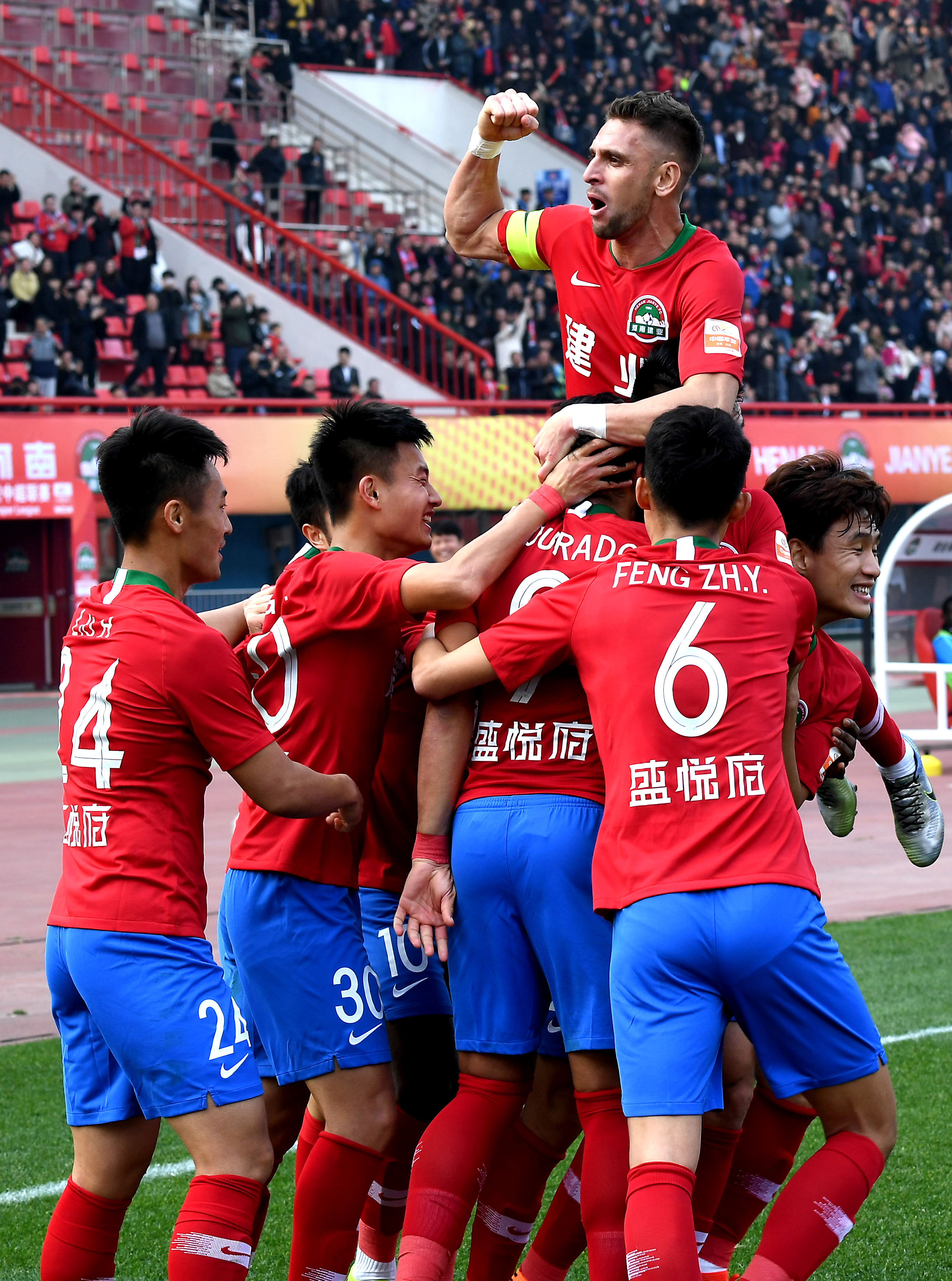 德甲黑马：斯图加特锁定欧冠，吉拉西25球
