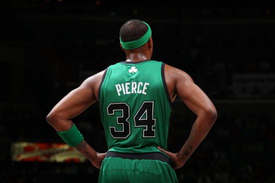 健身女主播因长相酷似faker而火，穿女仆装直播LOL，段位只有白银