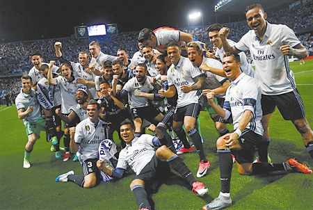 小姐姐这力量把肌肉男都吓到了，最后还捏了一把她的手臂硬度