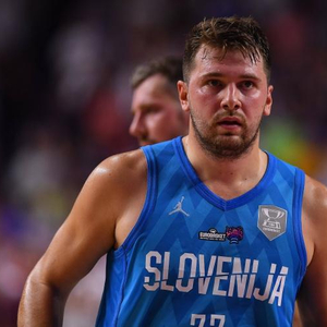 打败了看似无解的梅拉布，彼得-严时隔1975天再次成为了雏量级世界冠军！