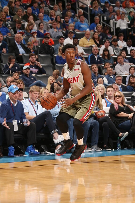 走进现场，你会发现nba球员都是人形高达